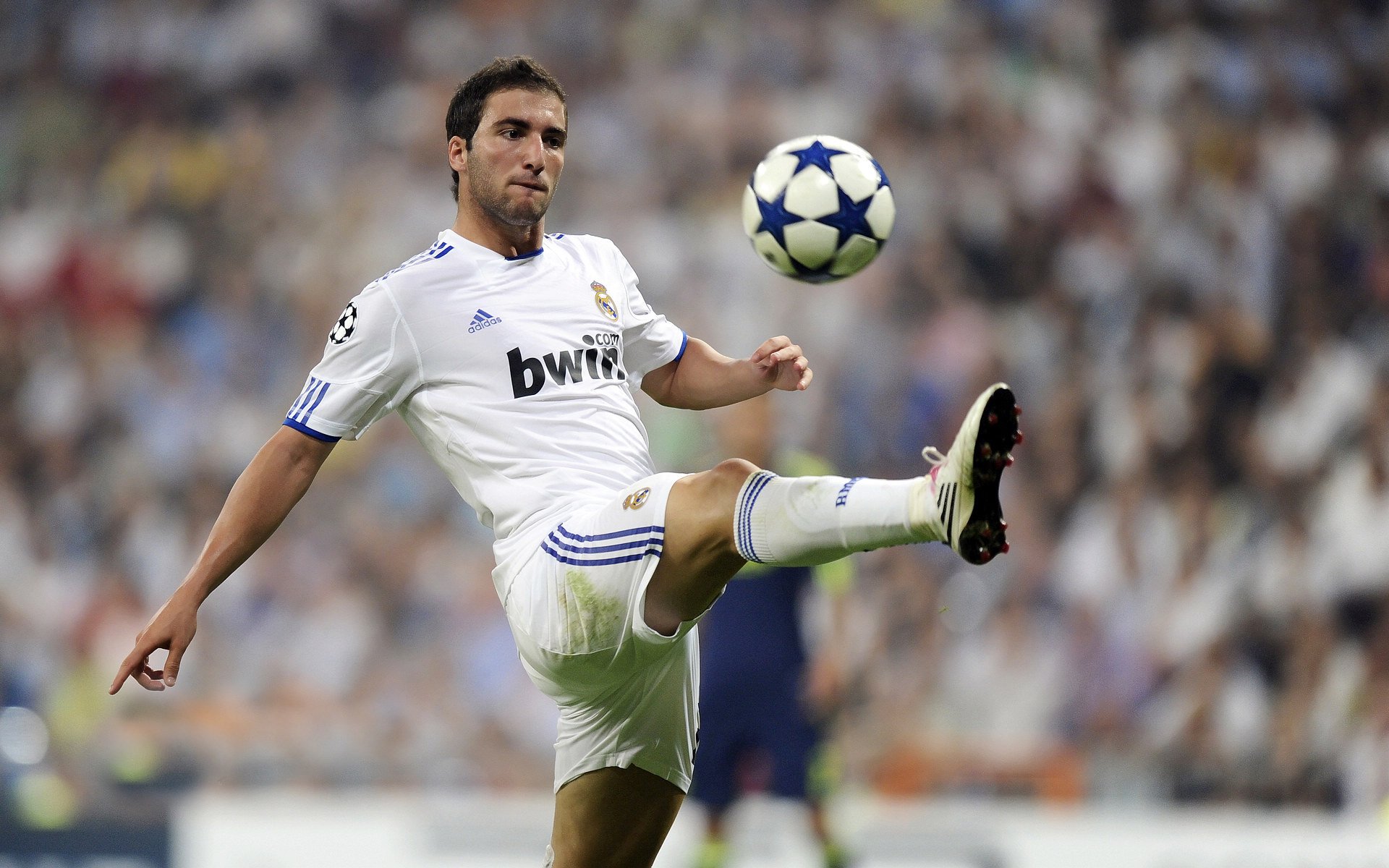 “西甲劲旅奋勇追赶，争夺榜首之战精彩纷呈”，西甲经典比赛