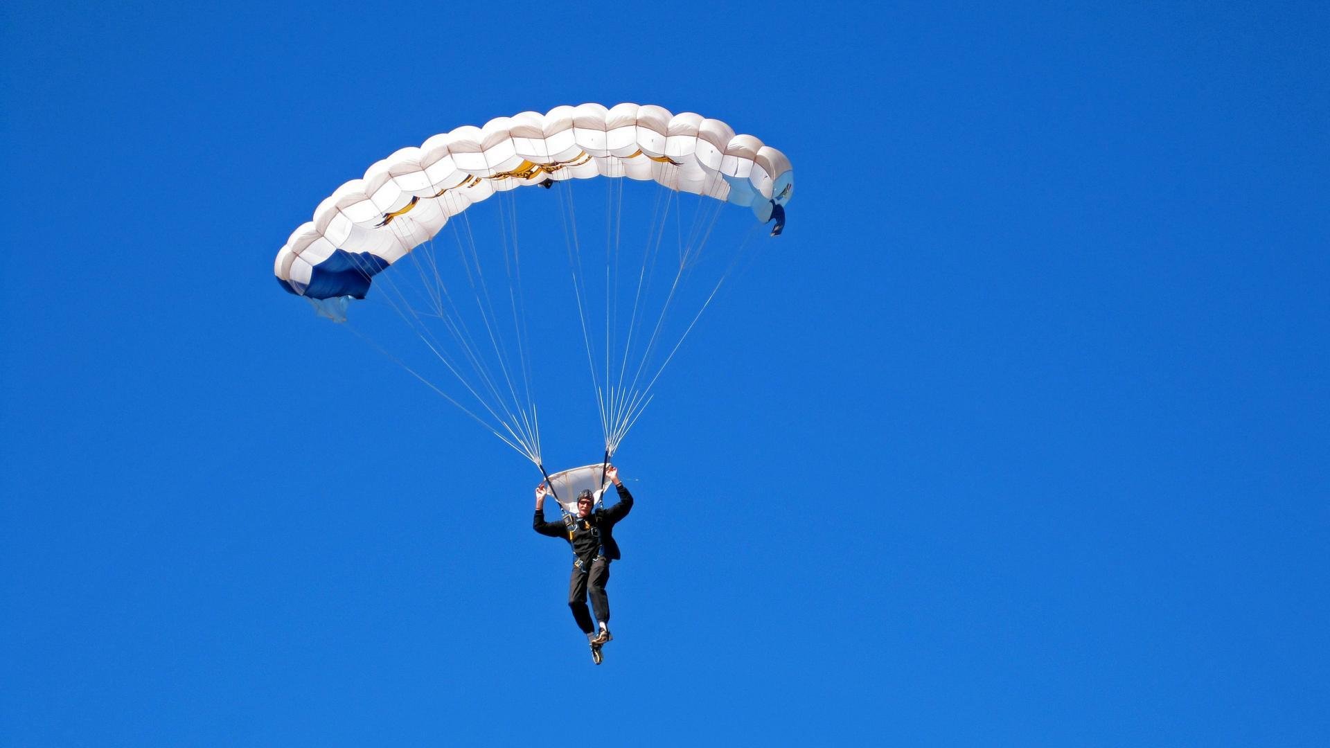 “青少年足球技能竞赛火热进行，发现潜力新星”，青少年足球比赛规则