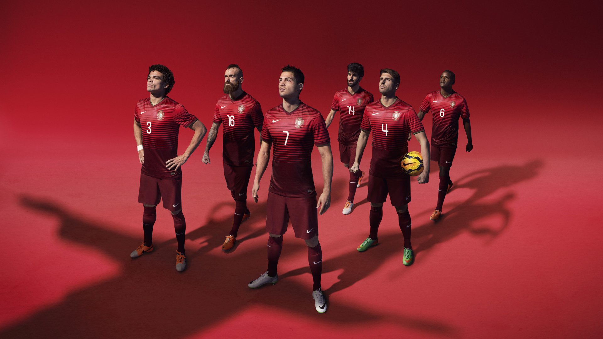 伊朗女足雪地穿花绕树破门，全网热传，伊朗女球迷看足球赛