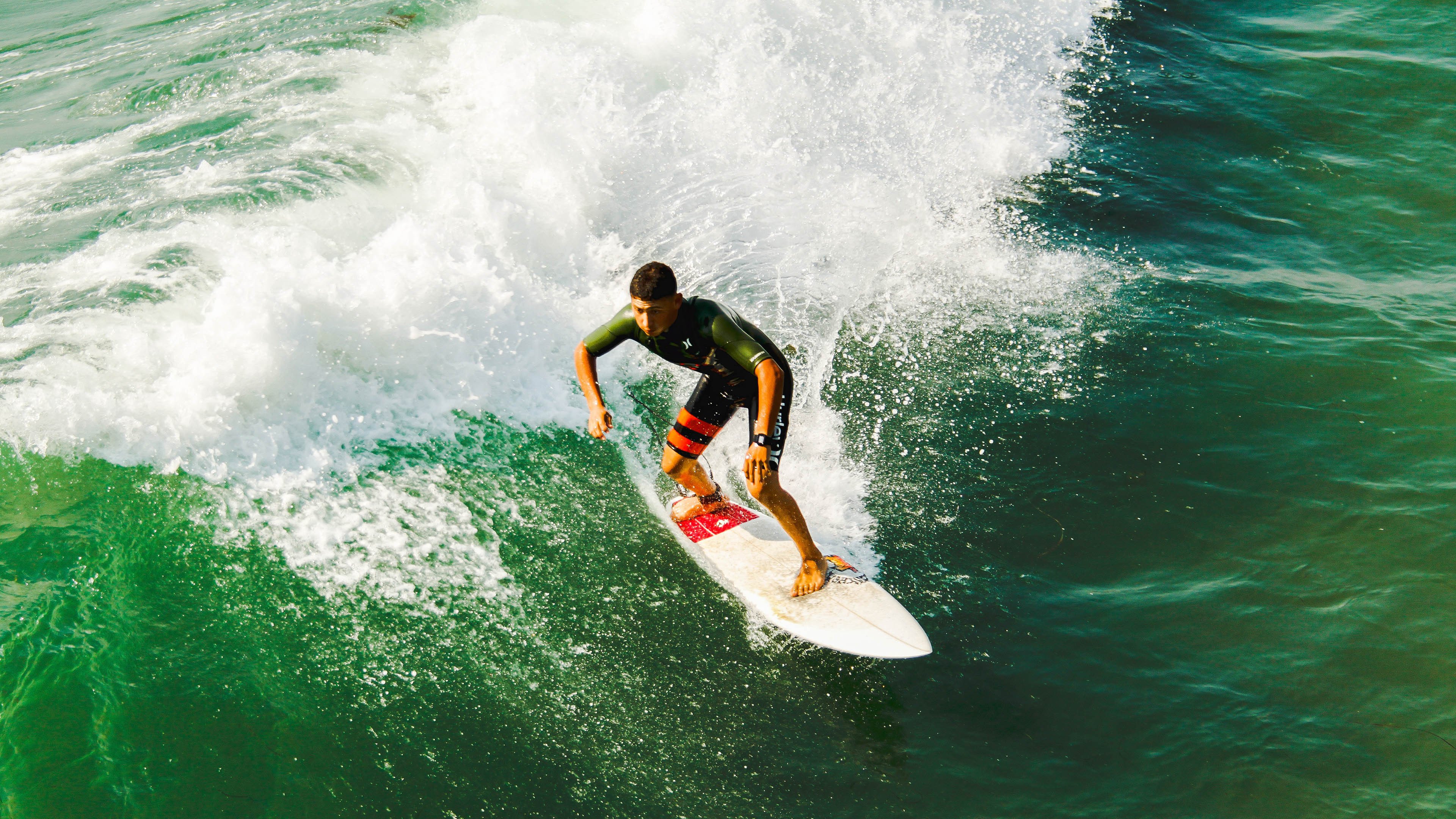 西甲：巴萨5-1大胜奥萨苏纳，莱万多次破门表现出色，巴萨对战奥萨苏纳